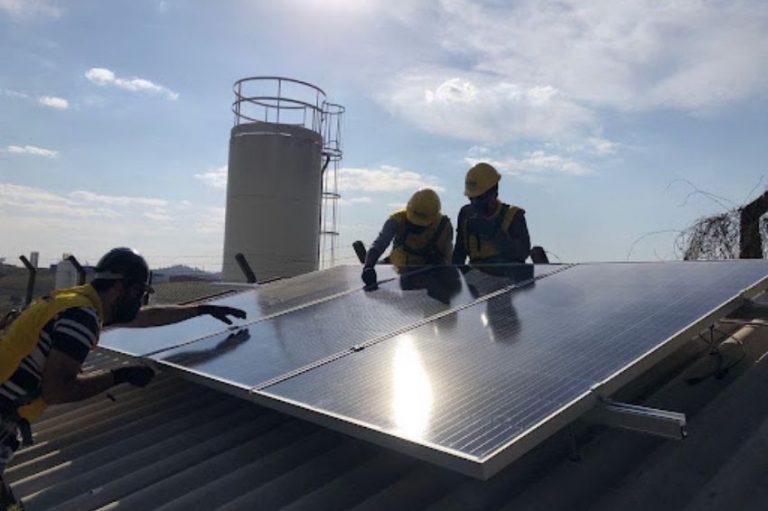 Fixação de alumínio anodizado e parafuso de inox em módulos fotovoltaicos