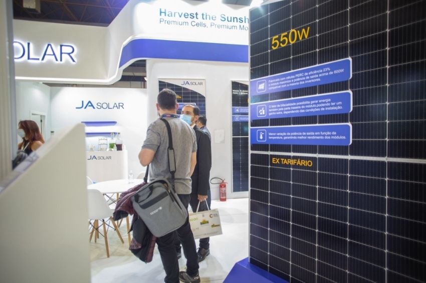 26-10-21-canal-solar-Módulo de 550 W da JA estará disponível em 2022 no Brasil (2)