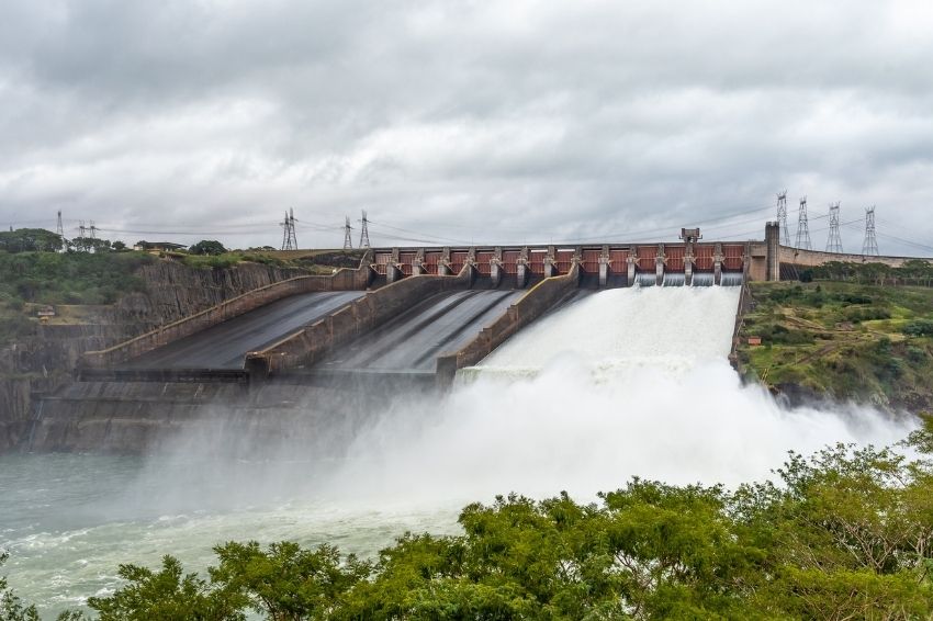 29-10-21-canal-solar-Itaipu verte água em plena crise hídrica