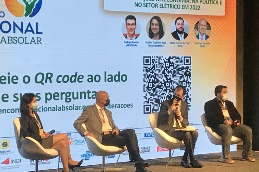 Rodrigo Sauaia, CEO da ABSOLAR, dialoga com os demais palestrantes do evento.