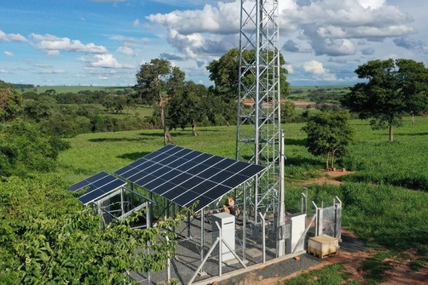 Antena off grid da TIM em operação no Brasil.