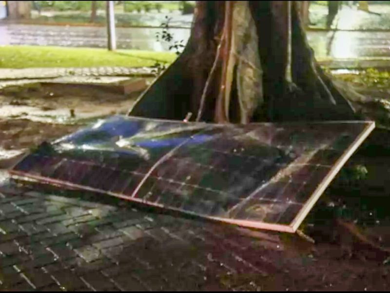 Painel solar se desprende de telhado e atinge carro durante temporal