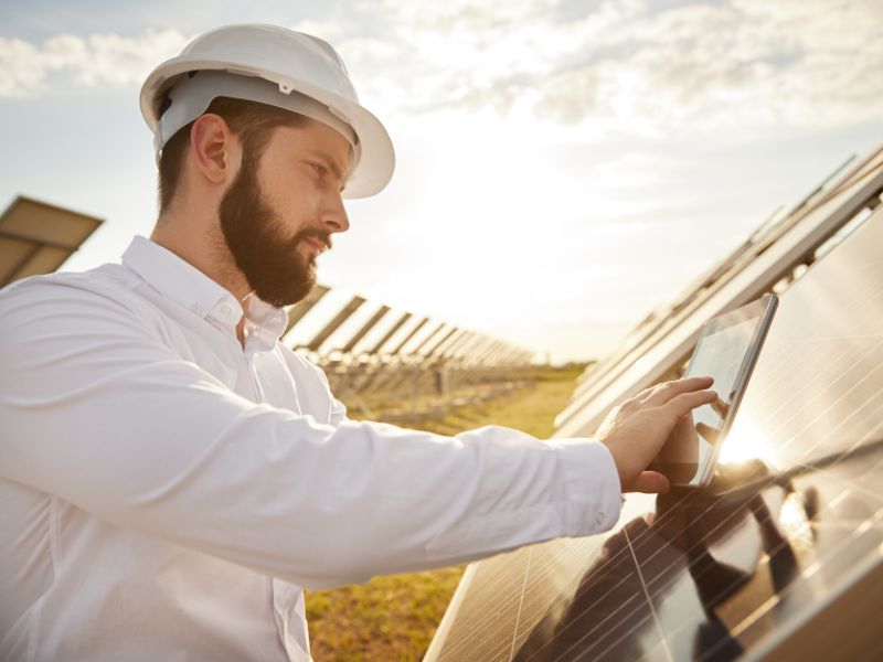 Energia solar expõe engenheiro eletricista a grandes oportunidades