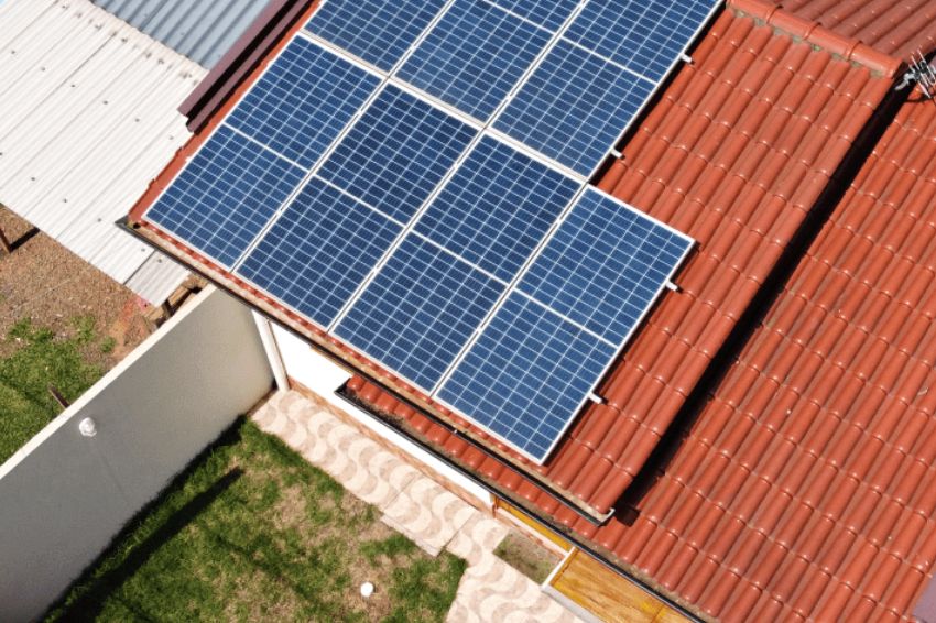 Metade dos brasileiros que querem ter energia solar são das classes C e D