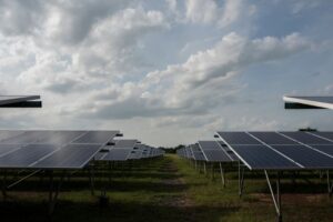 Esta abordagem busca desvendar os mitos e realidades associados ao impacto das nuvens e chuvas na geração fotovoltaica