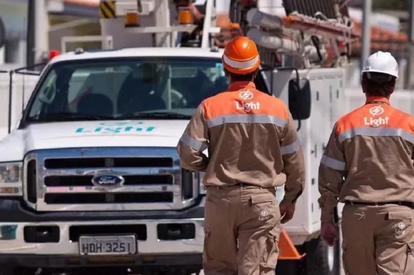 Queda de energia deixou mais de 15 mil imóveis sem acesso à luz no RJ