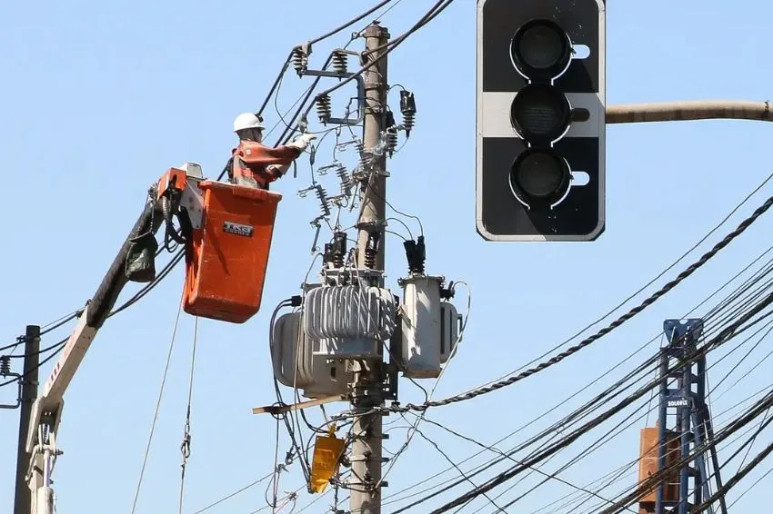 Por que as distribuidoras demoram tanto para restabelecer o fornecimento de energia?