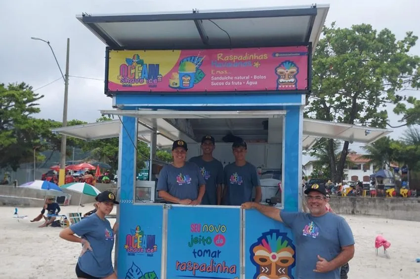 Família vende raspadinhas na praia em trailer equipado com energia solar