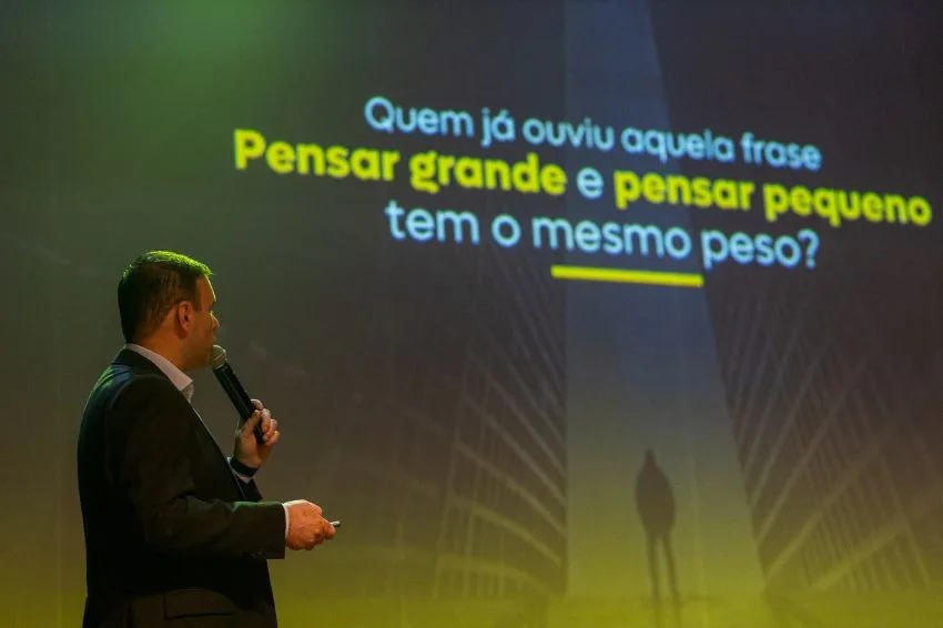 Energia solar Canal Solar Gustavo Tegon, diretor institucional da BelEnergy; durante palestra em Curitiba. Imagem BelEnergyDivulgação