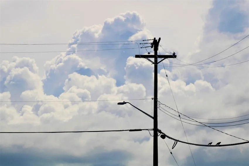 Rede de distribuição de energia elétrica.