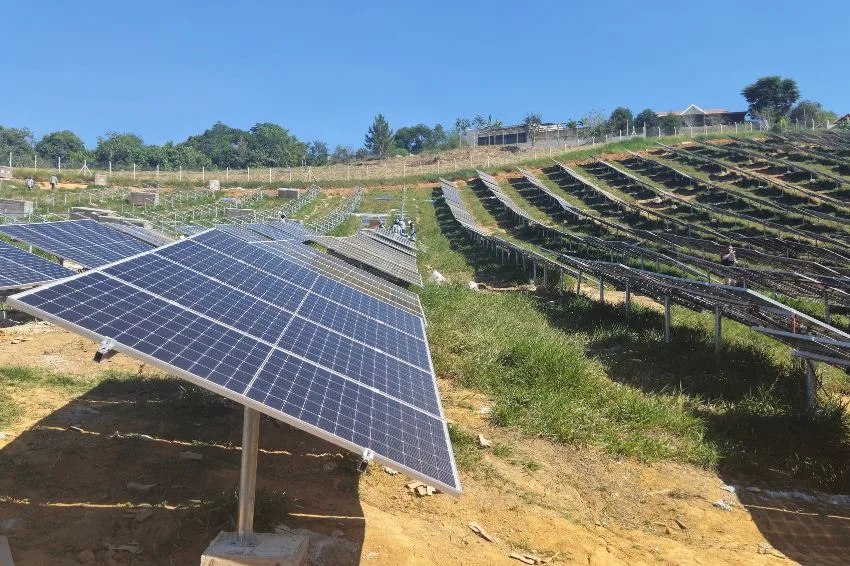 Como instalar usinas FV em terrenos acidentados