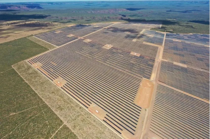 Solar dispara e combustíveis fósseis despencam em apenas um ano