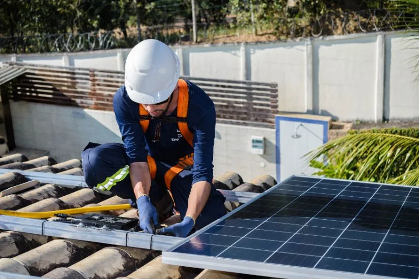 Engenheiro eletricista ou técnico industrial instalando um sistema de energia fotovoltaica