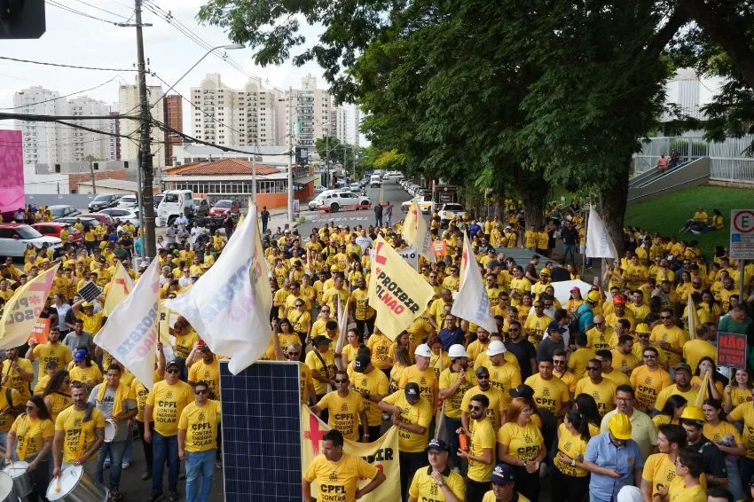 Profissionais de energia solar protestam contra inversão fluxo 