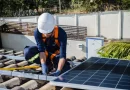 Engenheiro eletricista ou técnico industrial instalando um sistema de energia fotovoltaica